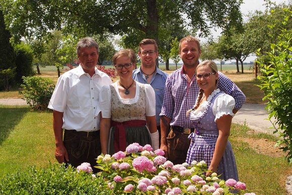 Familienfoto von Familie Forstner im Garten