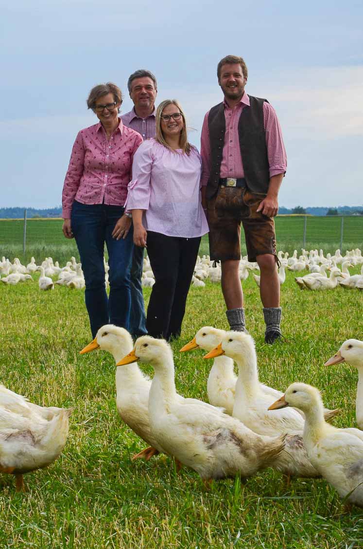 Familienfoto von Familie Forstner auf einer Weide mit mehreren Enten